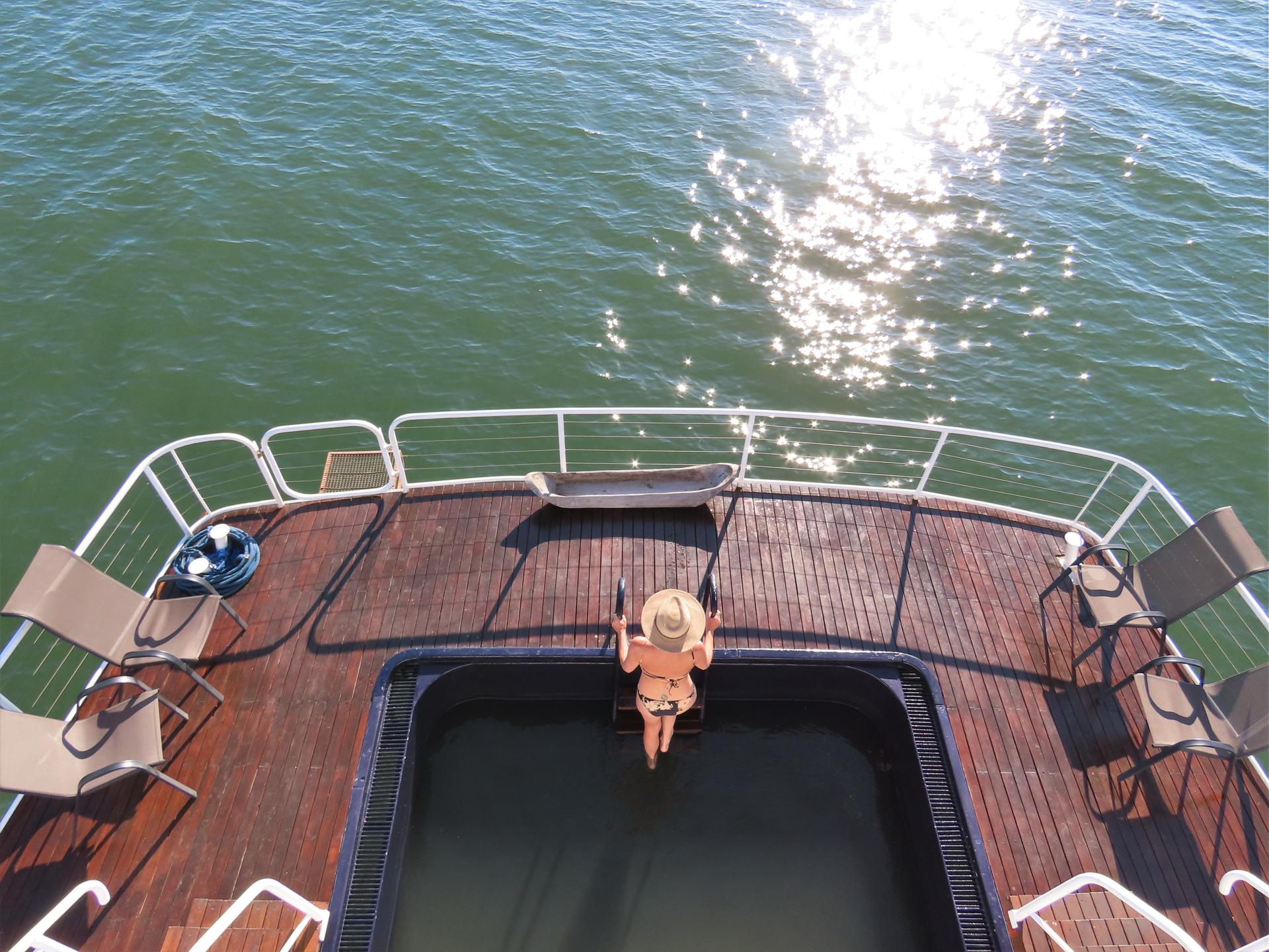 Sovereign Houseboat thumbnail 10